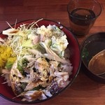 しんのすけ - 焼き鯖のほぐし身と野沢菜の乗っけ御飯、スープが付いて500円。ボリュームあります。