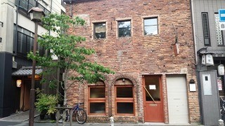 BOCCA del VINO - お豆腐屋の「近喜」様の北側、レンガの建物の１階です。※自転車は駐輪できません。