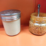 ラーメン二郎 - 卓上調味料