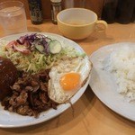 洋食ポワレ - おすすめA　メンチ＆ポーク生姜焼き＆目玉焼き　880円