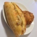 粉とクリーム - 自宅にて。惣菜パソの勇、カレーパソと、チキソとポテサラ。