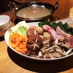 Ningyouchou Wain Sakaba - 博多風　地鶏水炊きコラーゲン鍋（2人前より） 
      
      
      博多風 地鶏水炊きコラーゲン鍋（※２人前よりオーダー可）
