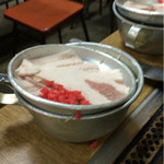 朝日 - ぶた焼き  相変わらずのアルマイト容器  ボケてます(TT)