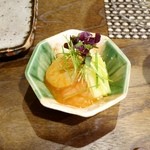 秋田 てんぷら みかわ - 地物の海老と河辺の地黄卵の黄身の和え物　黄ニラ添え