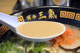 博多三氣 水城店 - やる気というイメージとは反して、あっさりな豚骨スープ。
毎日でも食べられそうな万民ウケするタイプです。