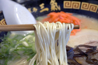 博多三氣 水城店 - 福岡県産のラー麦を100％使用したこだわり麺。
しっかりとコシがあって、のびにくいイケ麺です。