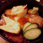 い奈本 - ランチのマグロづけ丼。味噌汁、小鉢つきで850円也