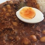 オカノカリー - ホールスパイスも見え隠れでご飯の盛り方もなんだかしゃれとんしゃ～