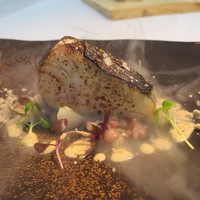NARISAWA - サワラの焼き物。液体窒素で凍らせた胡椒をかけて炭火で焼いているような演出をしてくれます