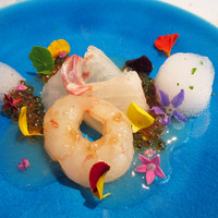 NARISAWA - エビと鯛とイクラの冷製。花と皿との色合いがすごく綺麗
