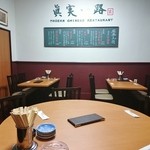 眞実一路 - 本場っぽくお洒落な店内