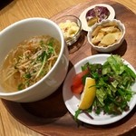ヨーヨーキッチン - ピリ辛ミンチと炒め野菜のフォー