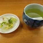 とんかつ山家 御徒町店 - お新香とお茶。