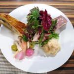 スモールワンダーランド - 前菜の盛り合わせ
　サンマ、ジャガイモ、玉ねぎ、アンチョビのタルト
　根セロリと蟹のリムラード
　パテ・ド・カンパーニュ
　カツオのカルパッチョ