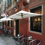Caffè del Doge Coffee Bar - 細い路地（Calle Cinque）沿いにあります。