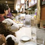 元祖 札幌や - お店は満席だったので20分ほど待ってようやく入店。
      店内はテーブル席とカウンター席があって、
      ボキらはカウンター席に案内されたよ。
      いい匂いの中で待たされたので食欲もMAX！だね。