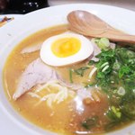 元祖 札幌や - ラーメンは味噌、塩、醤油の3種類だったので、
      味噌ラーメンにしたよ。シャーシュー、玉子、ネギ、メンマが
      トッピングされてます。