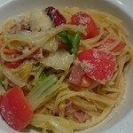 PIZZERIA E BAR BOSSO - ペペロンチーノを注文！パスタがトマトとベーコン絡んで凄く美味しい。そして、ランチには、ドリンクバーがセットになってる！珈琲や紅茶、オレンジジュースなど色々あります。ランチに飲み放題は、凄く嬉しいね❤