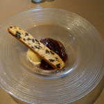 ラ・サレッタ - デザート　洋梨の赤ワインキャラメルソース　パンドルチェ添え