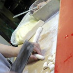 餃子の店 蘭州 - 皮を作る