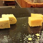 鮨 八や - 二種類の玉子焼。右側は甘海老入り。