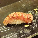 鮨 八や - 中トロ。炙ってある。