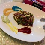 カラフルレインボーパスタ ペインター★
          まるでパレットの絵の具のようにソースが乗っているんです。色が衝撃的！！
          
          パスタ自体もカラフルでもちもち。
          ガーリック風味がもとから付いています。
          
          問題のソースですが右からレッドチリ、ガーリックマヨ、バジルチーズ、ブルーバターです。
          恐る恐る食べたのですがどれもパスタと合うし味のバランスもしっかりしていました！
          美味しくて安心笑
          
          