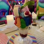KAWAII MONSTER CAFE - カラフルポイズンパフェ エクストリーム★
      カラフルすんごい！！
      カップに付いてるホイップはどぎつい色w服についたら落ちないんたとか笑
      
      でもしっかり味がついていていちご、オレンジ、メロン、ブルーベリー味！
      アイスもバニラ、オレンジ、いちご、ミントと４種類も入っていました！
      