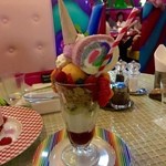 KAWAII MONSTER CAFE - さらにトッピングのカラフルロールケーキはペロペロキャンディのように串が刺さっていて中はチーズクリームでした。
      
      トッピングのいちご、ブルーベリーもしっかり美味しく、中はベリーソースとヨーグルトソースでした！
      
      はじめは味の想像もつかなかったのですが見事にひとつのパフェに完成されていました。
      
      