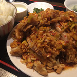 555飯店 - 油淋鶏定。やっぱ盛り過ぎだって。