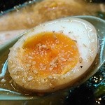 金八家 - 煮玉子はこんな感じ、すりゴマかけ風味を＋。