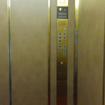 和田金 - エレベーター内