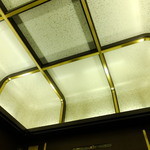 和田金 - エレベーター内