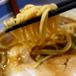 麺屋あらき 竈の番人 - 麺リフト。ああ、拙者のカメラは接写が効かぬ。