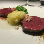 レフェルヴェソンス - 2015/12_冬の海に連れて行って～蝦夷鹿ロース肉のロティと、北寄貝のジュ、黒大蒜のピュレ、縮緬キャベツ、ピモンデスプレット