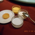 中国料理 品川大飯店 - （手前から左に）タピオカ、エッグタルト、マンゴープリン、杏仁プリン