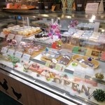 Nono hana - お店はそんなに大きくない対面販売方式のお店ですがショーケースの中には所狭しと施設の皆様が心を込めて作られたお菓子が並んでます。
                      
                      またお店ではお菓子と一緒にドリンクの販売もされてました。
                      