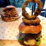 一度は食べるべし（手前）SUPREME（奥）WIKI WIKI