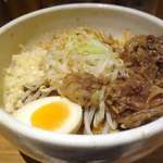 汁なし破顔 - 牛すじ汁なしは、甘くやわらかな牛すじに、半熟ゆで卵、もやし、キャベツ、にんにく等がトッピングされたまぜそばで