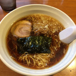Izakaya Amanojaku - ラーメン 600円 濃い目の醤油味のスープにツルツルの細麺。トッピングはみじん切りの玉葱、メンマ、焼海苔、バラチャーシュー。