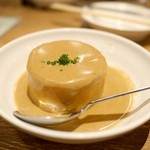 赤白 - コンソメで軟らかく炊いた大根のポルチーニ茸クリームソース添え