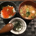 馳走庵 ひとひら - お食事はイクラ丼とお味噌汁
イクラ丼の一粒一粒がしっかりしていて口に入れるとプチっと弾ける