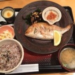 大戸屋 - 連子鯛（黄鯛）塩焼き定食1,298円