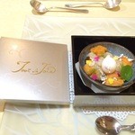 トゥ・ラ・ジョア - プラチナ重に入った海の幸の上には、イカのジュレシートと白トリュフ入りウズラの卵！