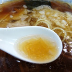 一麺 - 201511 色は濃いが味はあっさりした醤油スープに表面を覆うラードの層。