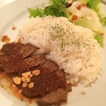 27 PARADISE CAFE - 本日のランチ☆

27ParadiceCafeランチ☆
ローストステーキライス大盛り！

生野菜をたいらげて、そこからお肉とゴハンにとりかかるヾ(*´∀｀*)ﾉフライドガーリックのカリカリっとした食感と共にお肉を楽しみご飯を口中調味(´･ω･`)/