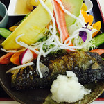 MICRO - 焼魚と山盛り野菜＆果物