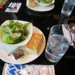 Lounge R - ロコモコランチのサラダとパン