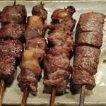 もつ焼き松ちゃん - 左からタン、はつ、かしら、なんこつ、レバー【串焼き5本盛合せ450円】※その日によって変わります