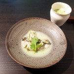 カレーのアキンボ - 鯛のお出汁とブロッコリーと牡蠣のスープ